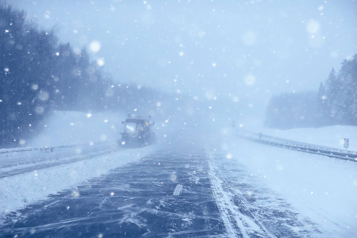 sneeuw wegdek verkeer