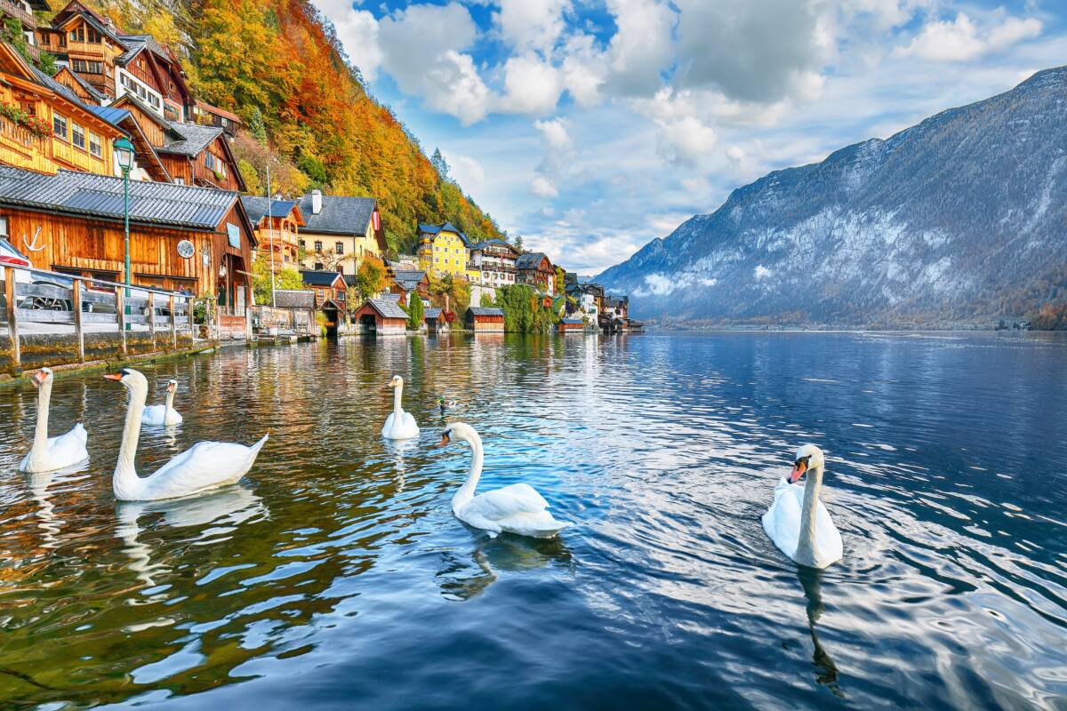 Hallstatt mountain village with Hallstatter lake, bergen, Oostenrijk